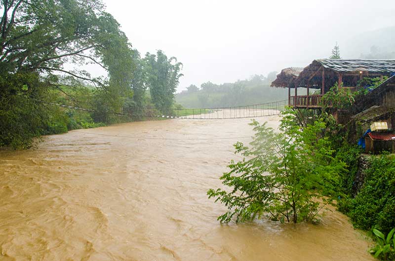 212 - Vietnam - Sapa - paisaje rio revuelto